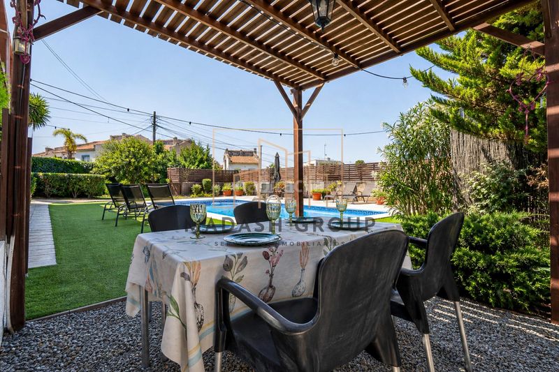Foto ceddffc2-e30b-4107-bd8b-30e366054fa4. Casa con riscaldamento parcheggio piscina in Cunit residencial Cunit
