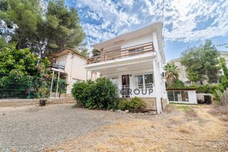 Chalet  Carrer pla de l'era el. Chalet independiente en venta en cap salou con jardín, 4 habitac