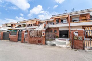 Towny house  Carrer abat escarre. Adosado de 142 m2 con jard�n, terraza y chimenea en sant salvado