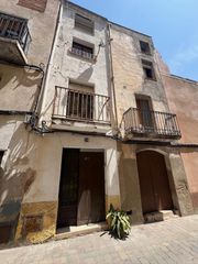 House  Carrer amunt d'. Casa adossada de 3 plantes per reformar a montroig del camp.