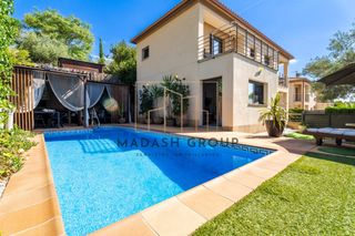 Chalet  Carrer via lactia. Casa independent amb piscina i gran parcel.la a costa cunit.