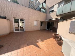 Lloguer Planta baixa a Creu Alta. Pis de lloguer seminou de 3 habitacions amb un gran pati i plaça