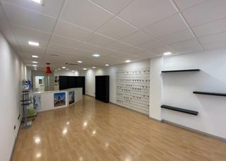 Lloguer Local Comercial a Creu de Barberà. Local en alquiler muy céntrico en plaça barcelona de sabadell!