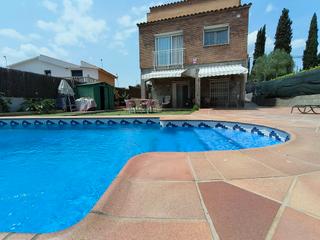 Chalet  Carrer del rossinyol. Casa independiente  con piscina en els avets