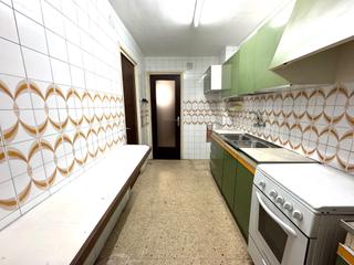 Appartement à Carretera de Vic - Remei. Piso de 4 habitaciones en venta en manresa , ideal inversores