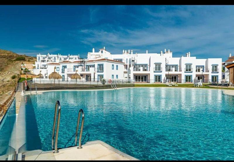 Foto edeeadf2-3e53-4b5d-bfd0-b1a20d7d0904. Lloguer apartament amb aparcament piscina a El Paraíso Benahavís