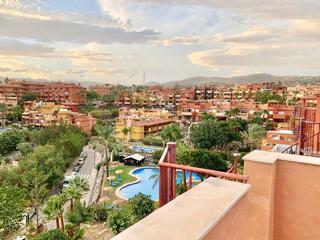 Alquiler Ático en Reserva de Marbella. Espectacular atico con solarium y vistas laterales al mar en la