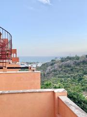 Miete Dachwohnung in Reserva de Marbella. Espectacular atico con solarium y vistas laterales al mar en la