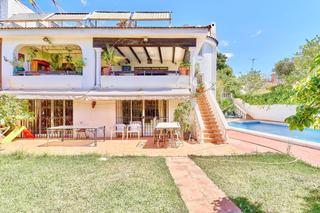 Doppelhaus in Huerta Belón - Calvario. Espectacular villa con piscina y jardin en pleno corazón de marb