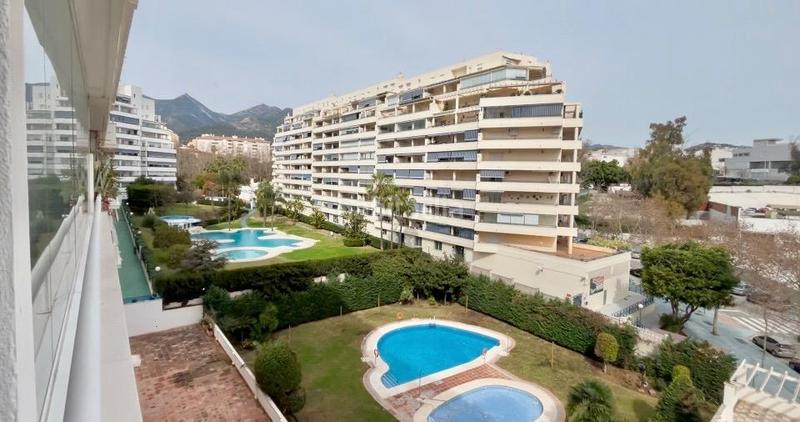 Foto cb75ad8f-86ff-4751-843c-1ffe65bd3d93. Location appartement avec parking piscine dans los jardines de Marbella - la ermita Marbella