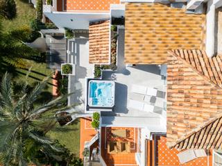 Attique à Puerto Banús. Exclusivo ático dúplex con vistas al mar en una prestigiosa urba