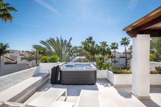 Àtic a Puerto Banús. Exclusivo ático dúplex con vistas al mar en una prestigiosa urba
