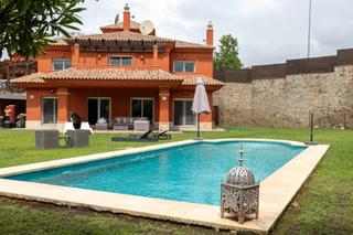 Chalet en Santa Clara. Villa independiente con impresionante jardn y piscina  en la ur