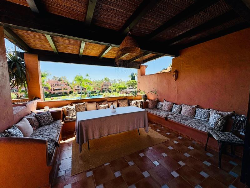 Foto d4399c56-6847-4473-8798-826b501d7423. Alquiler dúplex espectacular dúplex con vistas despejadas en urb. privada en atalaya isdabe en Estepona