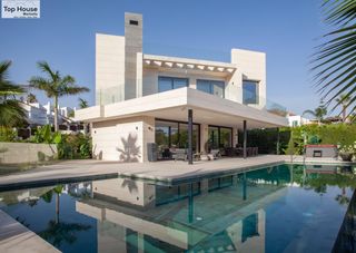 Chalet à Aloha. Impresionante villa moderna en parcelas del golf  marbella