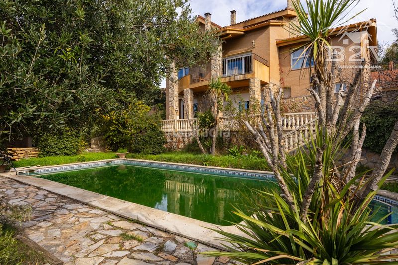 Foto 416631f2-7eb6-4c4c-bbe0-b94c29833d8d. House with heating pool in Cotos de Monterey