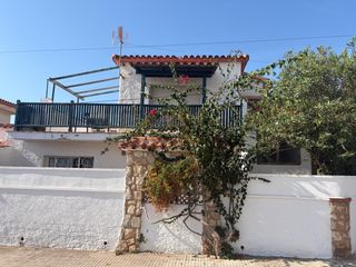 Xalet  Carrer de terol. Casa independiente esquinera con gran jardín a 2 minutos de la p