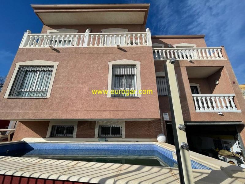 Foto d44f0d03-c4d9-400a-b7fd-0623f25786d5. Casa adossada amb aparcament piscina a Godelleta