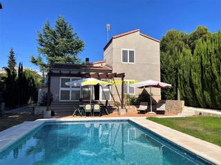 Xalet a Centro. Chalet en venta en la loma del castillo, chiva 46370