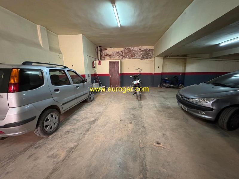 Foto bb12290b-7acd-42ef-b16d-9c6a16d9d017. Parking coche en Centro Chiva