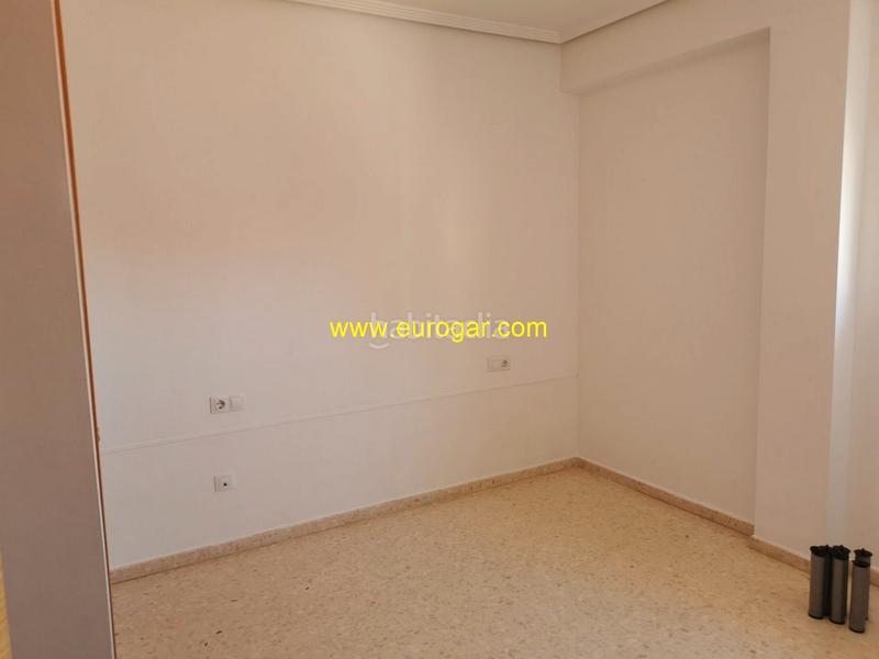 Foto 00e8783c-c409-4e3c-82a9-f7400d07971f. Àtic amb aparcament a Centro Chiva