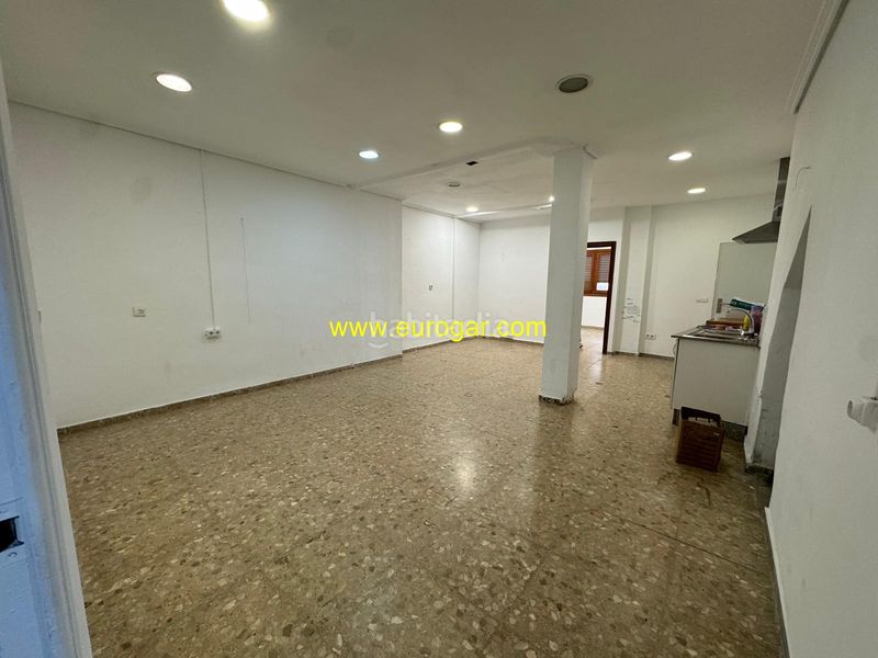 Foto d9bf996b-a295-4dd8-9275-6cc3aa20f0c9. Local commercial dans Centro Chiva