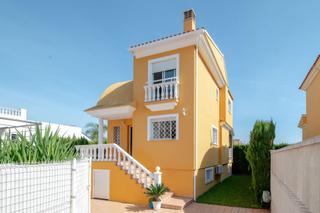 Casa en Daimús. Bonita casa unifamiliar con piscina,  a 600 mts. del mar, playa