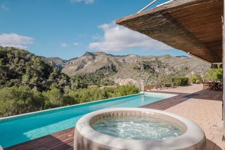Chalet in Urbanizacion de la serreta 3. Villa con piscina infinity y espectaculares vistas a la montaña