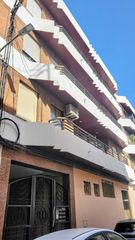 Etagenwohnung  Calle navarra. Se vende amplio piso en el centro de oliva.