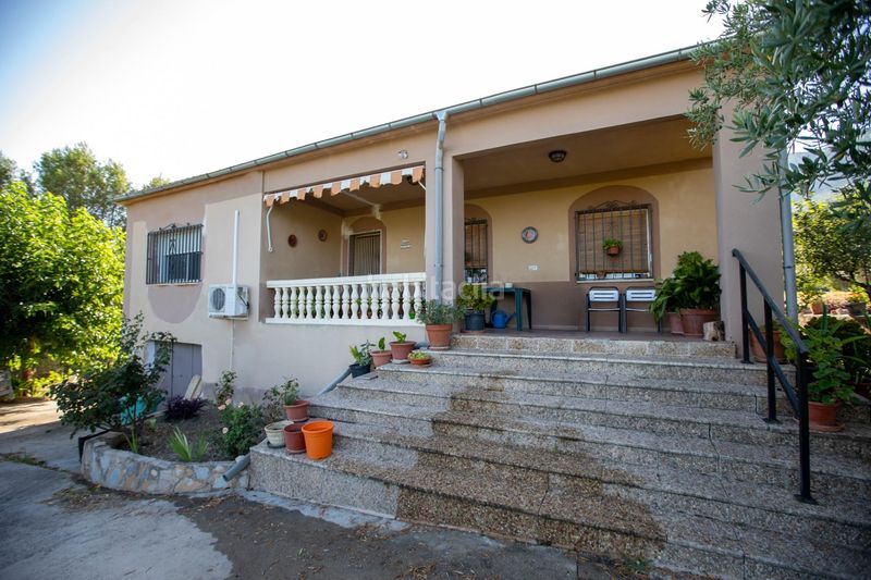 Foto c490254b-90fd-4b28-aeca-4b82e8f01f57. Casa amb aparcament a Almudaina