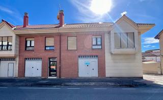 Dúplex a Avenida ronda 62. Fantástico dúplex con local en planta baja en aguilar de campoo