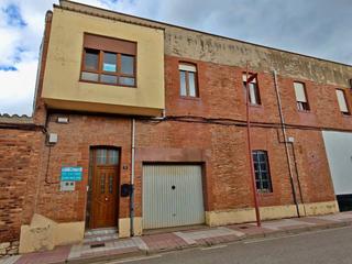 Maison jumelée à Avenida cervera 4. Casa con amplio garaje y bodega en herrera de pisuerga (palencia
