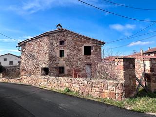 Casa a Barrio arriba 8. Casa de piedra con patios para reformar en salinas de pisuerga (
