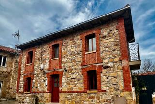 Masia a Calle salida carreter q to 7. Casa de piedra con pozo en quintanilla de las torres