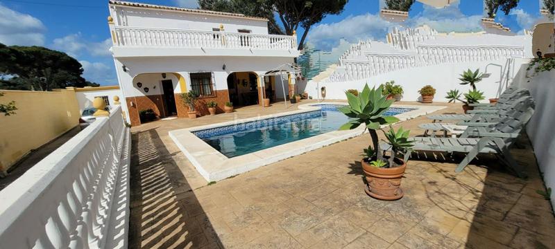 Foto 566331bb-2d1d-4c3c-ae7c-ea804ee0c9a4. Chalet dans n/a dans Los Pinos Algeciras