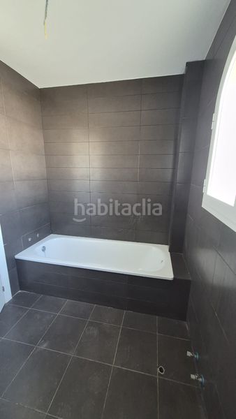 Foto 434e4e2f-e7cb-43a7-ba2f-e6910686c6a9. Casa adossada a calle adarves 2 a Calahonda Mijas