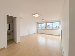 Miete Büro in Carrer d'agustí viñamata 1. Reformada y muy luminosa