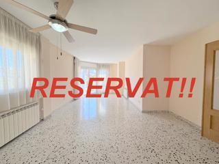 Appartement à Carrer bartolomé esteban murillo 66. Al ado de la estacion 4 hab. y pk