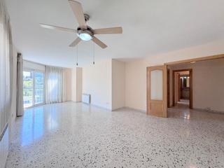 Appartement dans Carrer bartolom esteban murillo 66. Al ado de la estacion 4 hab. y pk