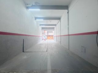 Lloguer Local Comercial a Carrer d'isabel de villena 20. Amplio y entrada para vehiculos