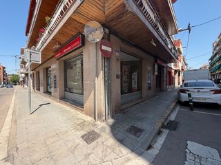 Lloguer Local Comercial a Carrer de sant jaume 98. Comercial esquinero con gran escaparate