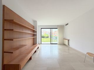 Lloguer Pis  Carrer princesa. Amplio piso en el centrocon pk y piscina