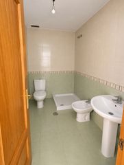 Casa aparellada  Calle de los caños 50. Vivienda unifamiliar con garaje, patio, terraza y cocina campera
