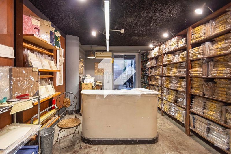 Foto 7b29e0ca-e4b2-4529-9a6f-fb8b4e38a23c. Local comercial a Raval Barcelona