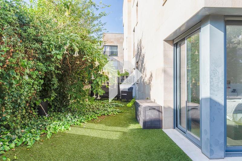 Foto 410a8850-8ce2-4ecc-ba74-6c89599f5aab. Apartamento totalmente exterior terraza 50m 3 habitaciones 2 baños plaza de garaje en la finca orientación suroeste trastero piscina c en Barcelona