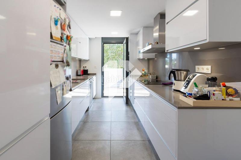 Foto 5b0e45b1-c438-465b-875f-1c95537de843. Apartamento totalmente exterior terraza 50m 3 habitaciones 2 baños plaza de garaje en la finca orientación suroeste trastero piscina c en Barcelona