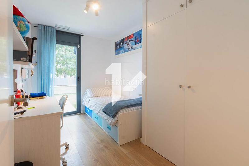 Foto c2d2ace6-f2a5-4810-b7ec-0bcdd83bae2b. Apartamento totalmente exterior terraza 50m 3 habitaciones 2 baños plaza de garaje en la finca orientación suroeste trastero piscina c en Barcelona