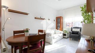 Apartament  Carrer carrer del rossell. Patio 4m2  59m tiles  orientacin sur  muy luminoso  3 habitaci