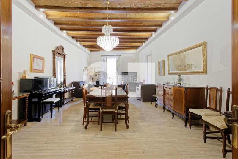 Foto e346f006-1516-4e36-b55f-d36734270ec1. Apartament amb aparcament a Raval Barcelona