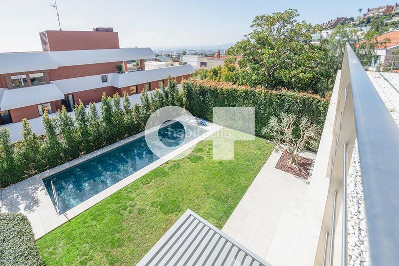 Foto 0bdb9bb1-cfb7-472c-8374-97f705f375a9. Casa adossada amb calefacció aparcament piscina a Esplugues de Llobregat